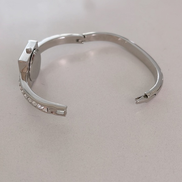 Both Cenere Watch Ladies
Elegant Chrystal Rhinestones
Hinged Quartz No Battery - Picture 4 of 4